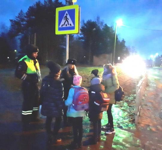 Госавтоинспекторы Печорского района проверили наличие световозвращателей у детей