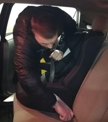 В Зеленогорске водителей такси автоинспекторы обучают правилам безопасной перевозки детей