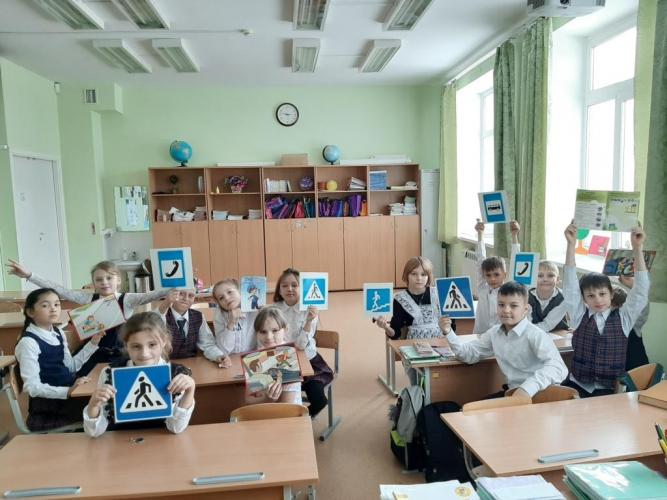 Сотрудники ГИБДД города Холмска провели тематическую викторину по знанию ПДД