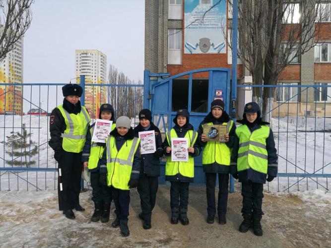 Пензенские автоинспекторы и юные инспекторы призвали родителей путешествовать с детьми безопасно
