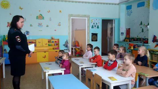 В регионе сотрудники ГИБДД провели профилактическое занятие «Дорожная азбука» с воспитанниками детских садов