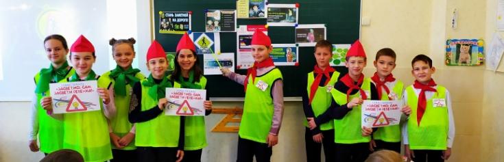 В рамках акции «Засветись, Севастополь» сотрудники Госавтоинспекции призывают детей и взрослых ежедневно использовать световозвращающие элементы