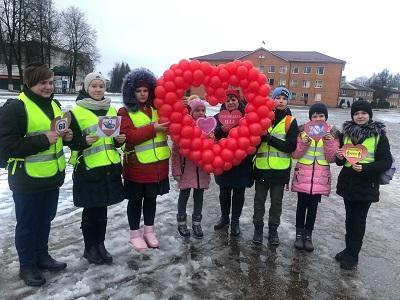 В Починке Сотрудники ГИБДД и школьники провели акцию «Не нарушай, чтобы не расстраивать любимых!»
