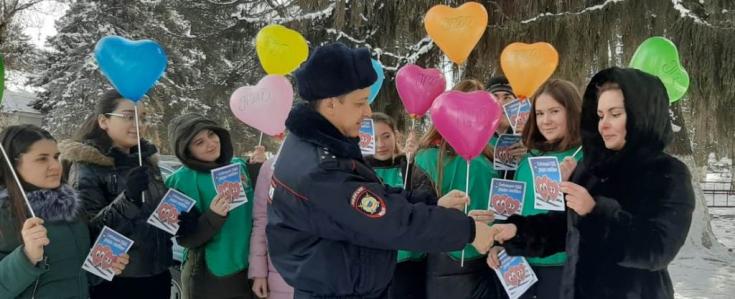 Волонтеры Кабардино-Балкарии напомнили водителям и пешеходам о правилах законопослушного поведения на дороге