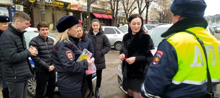 «Валентинки» с добрыми пожеланиями получили автомобилисты Нальчика