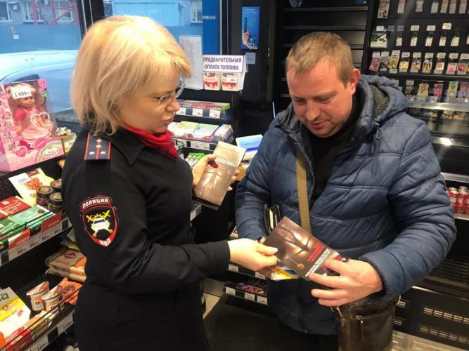 Сотрудники подмосковной Госавтоинспекции напомнили о дорожной безопасности клиентам автозаправочных станций