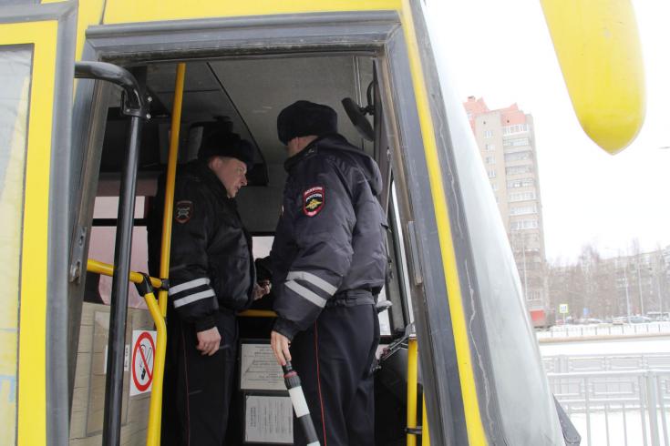 Липецкие автоинспекторы призвали водителям автобусов соблюдать правила безопасности во время сложных погодных условий