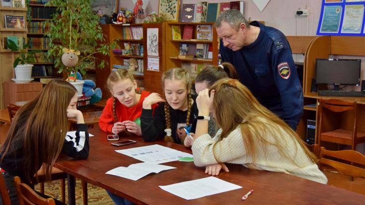 В Ивановской области сотрудники ГИБДД провели квест-игру «Мы за жизнь по правилам»