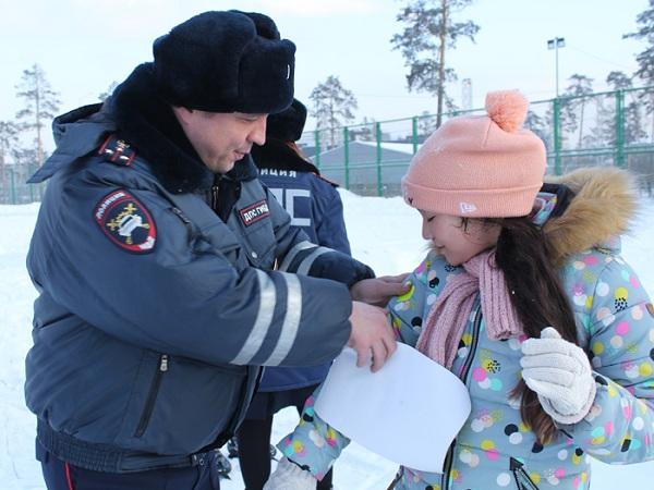 В Улан-Удэ школьникам в парке вручали светоотражатели