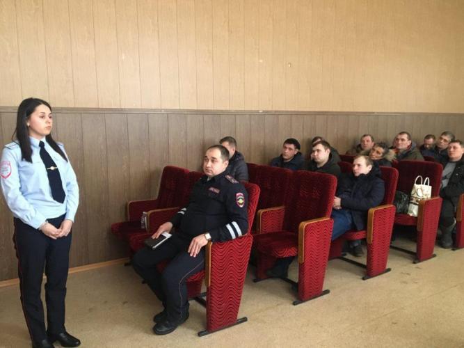 Сотрудники Госавтоинспекции проводят разъяснительную работу на автопредприятиях