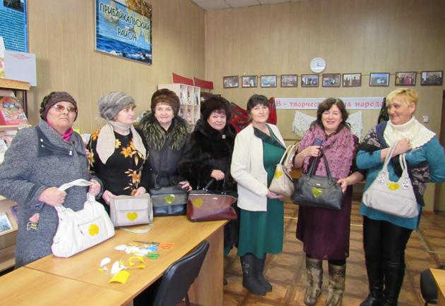 В Прибайкальском районе участницы фестиваля народного творчества сделали своими руками светоотражатели
