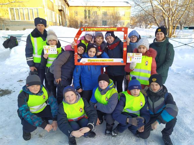 Юные инспектора дорожного движения обратились к родителям по соблюдению правил безопасной перевозки детей