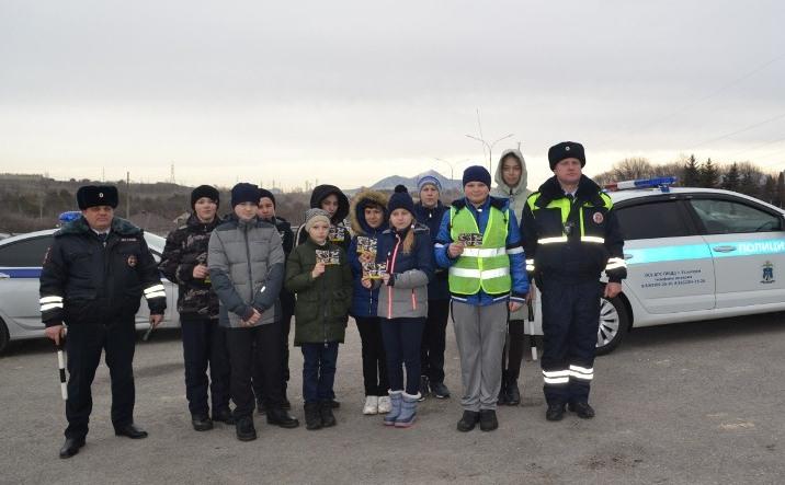 Соблюдение правил перехода проезжей части на федеральной трассе Ставрополья контролирует «Молодежный патруль»