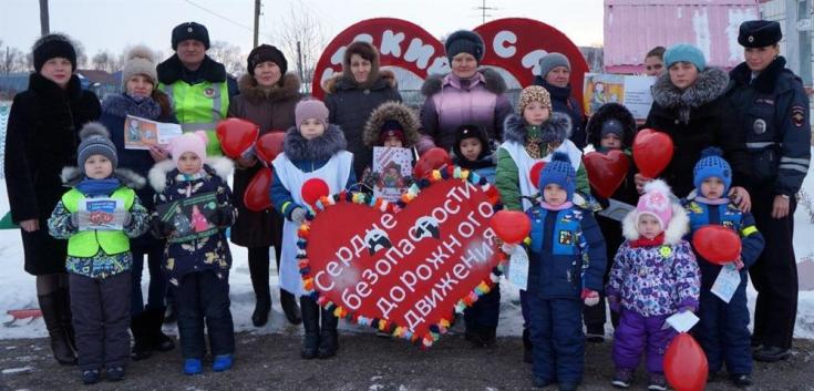 Ульяновские полицейские и юные инспекторы поздравили водителей с Днем всех влюбленных