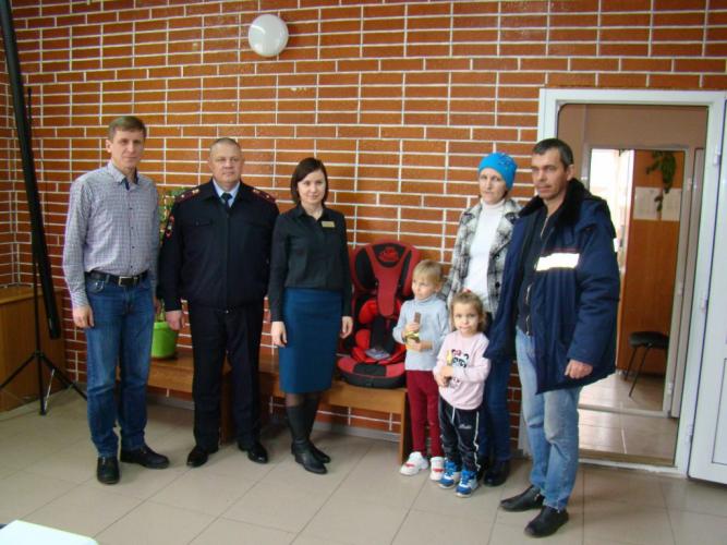 Представители Фонда «Кубаньдорбезопасность» и Госавтоинспекции вручили автокресло многодетной семье в рамках акции «Автокресло – детям!»