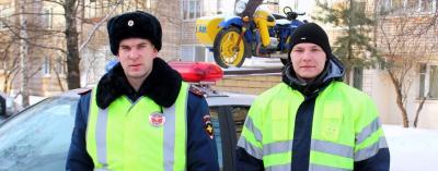 Кировские автоинспекторы оказали помощь водителю на трассе