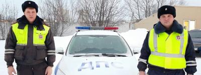 В Татарстане автоинспекторы помогли семье с детьми, оказавшейся в сложной ситуации на трассе