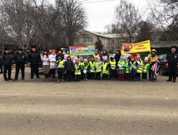 На Ставрополье автоинспекторы, молодежные активисты и дошкольники организовали «Живую нить дорожной безопасности»