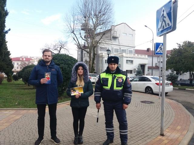 В Краснодарском крае юношеский патруль помогает пешеходам правильно пересекать проезжую часть