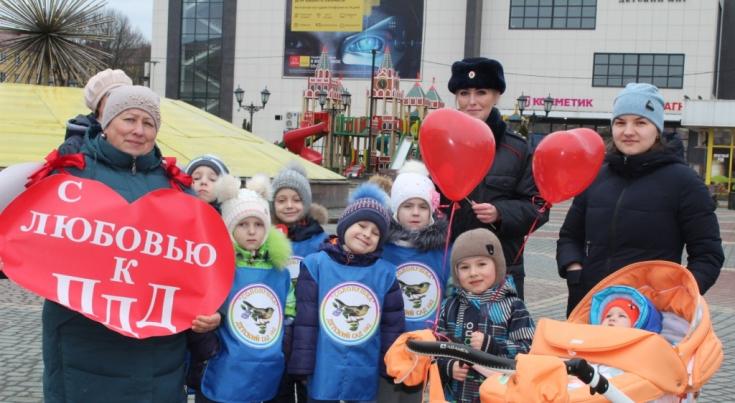 В День всех влюбленных дети вручили участникам дорожного движения «валентинки», призывающие к соблюдению правил дорожного движения
