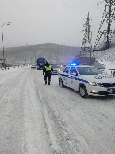 Госавтоинспекция Приморья оказывает помощь автомобилистам в условиях непогоды