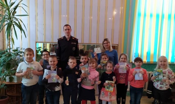 Полицейские из Кондрова подарили дошкольникам световозвращатели