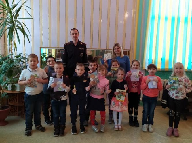 Полицейские из Кондрова подарили дошкольникам световозвращатели