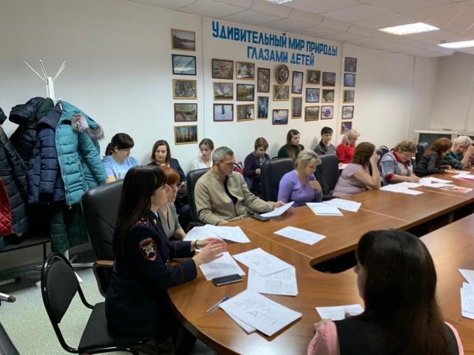 Сотрудники Госавтоинспекции провели круглый стол по вопросам обеспечения безопасности детей в дорожно-транспортной среде