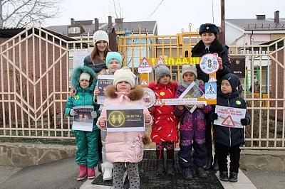 ПЯТИГОРСКИЕ ДОШКОЛЬНИКИ ПРОВОДЯТ ФОТОАКЦИЮ ДЛЯ СОЦИАЛЬНЫХ СЕТЕЙ В ПОДДЕРЖКУ СОБЛЮДЕНИЯ ПРАВИЛ ДВИЖЕНИЯ
