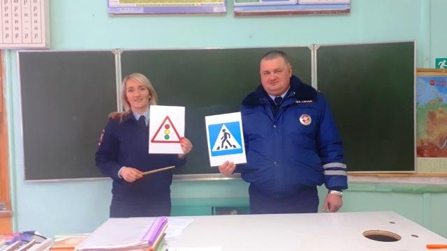 В Смоленской области сотрудники Госавтоинспекции проводят «Пятиминутки безопасности» в общеобразовательных учреждениях