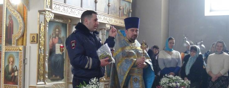 С прихожанами брянских храмов автоинспекторы проводят беседы, направленные на привлечение внимания к необходимости безопасного поведения на дороге