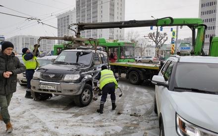В КАЗАНИ ПО ИНИЦИАТИВЕ ПЕРЕВОЗЧИКОВ НА АВТОБУСНЫЕ ОСТАНОВКИ ПРИЕХАЛИ ЭВАКУАТОРЫ