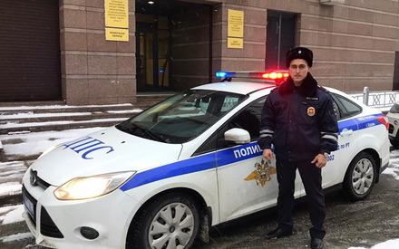 В КАЗАНИ ПОЛИЦЕЙСКИЙ ПОМОГ ПОЖИЛОЙ НАРУШИТЕЛЬНИЦЕ ПЕРЕЙТИ ДОРОГУ