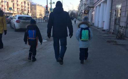 В КАЗАНИ ПОД КОЛЕСА МАШИНЫ ПОПАЛ РЕБЕНОК