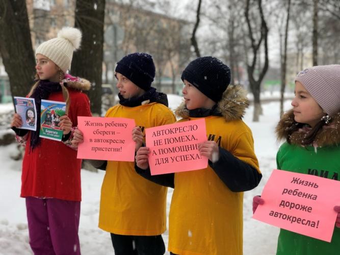 Акцию «Пристегни самое дорогое!» провели сотрудники ГИБДД Сокольского района совместно с отрядом ЮИД «Светофор»