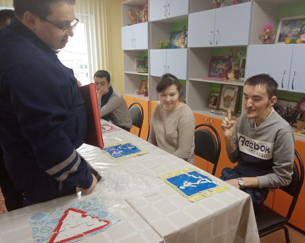 В Татарстане сотрудники ГИБДД провели занятие по ПДД на «Планете Добра»