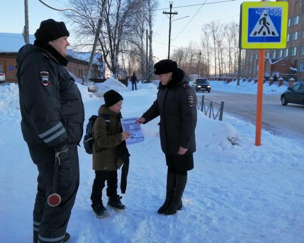 Сотрудники Госавтоинспекции совместно с управлением образования напомнили пешеходам о безопасности дорожного движения
