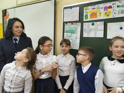 Инспекторы Региональной Госавтоинспекции провели занятие с учениками начальных классов