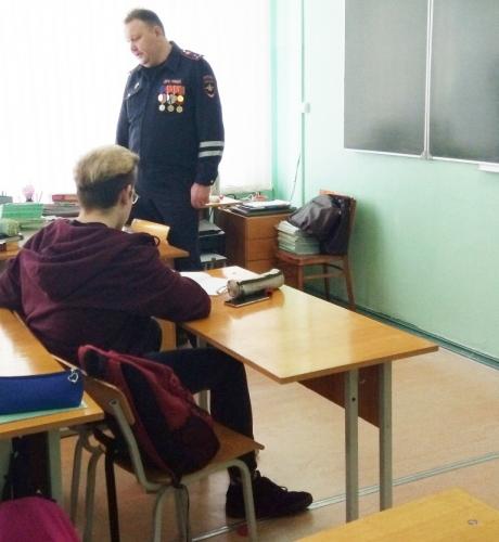 Псковским школьникам рассказали о работе дорожных полицейских