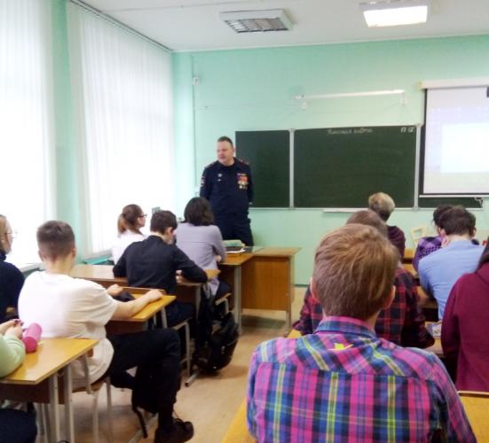 Псковским школьникам рассказали о работе дорожных полицейских