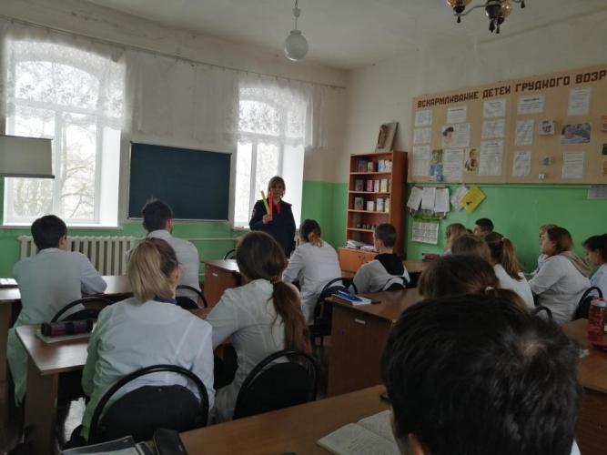 В Аркадаке сотрудники Госавтоинспекции побеседовали о дорожной дисциплине со студентами медицинского колледжа