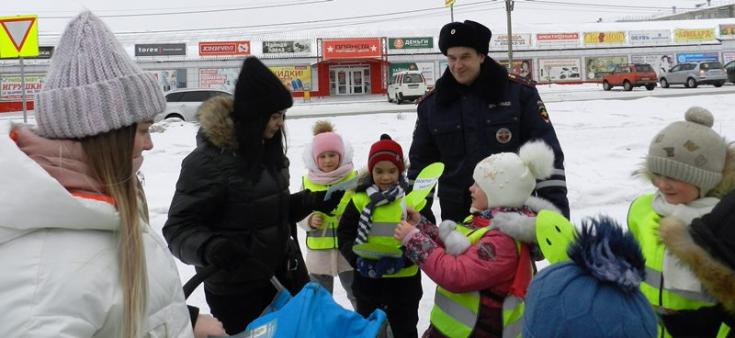 Воспитанники детского сада напомнили взрослым о безопасности юных участников дорожного движения