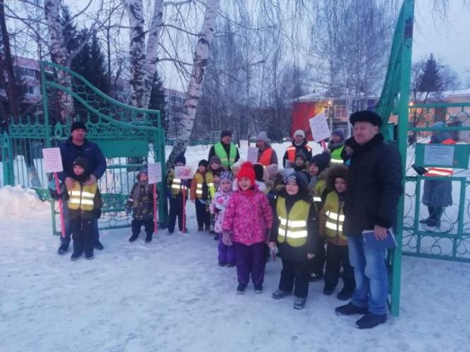 Отряд юных инспекторов движения вместе с ГИБДД провел акцию в Заинске