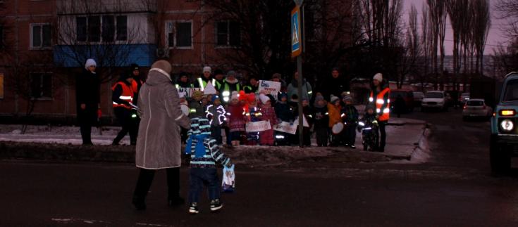 В Белгородской области активные родители и дети развернули консультационные пункты по дорожной безопасности на пешеходных переходах