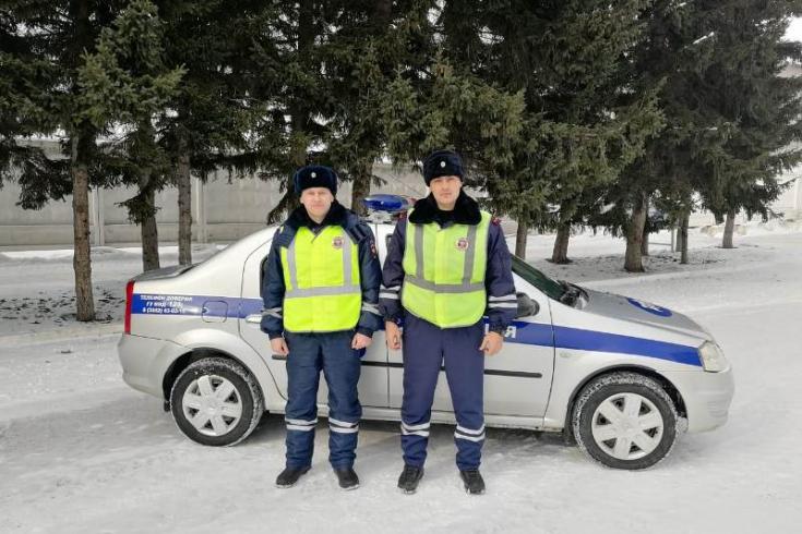 В Алтайском крае сотрудники ГИБДД оказали помощь жителю Первомайского района