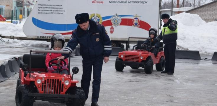 Более ста сельских школьников Кировской области проверили знания правил дорожного движения при помощи передвижного автомобильного комплекса
