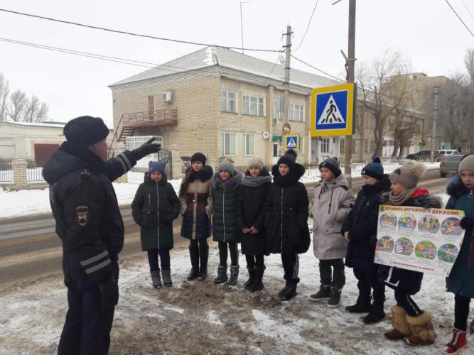 Новоузенские автоинспекторы провели для юных пешеходов акцию «Безопасная дорога в школу»