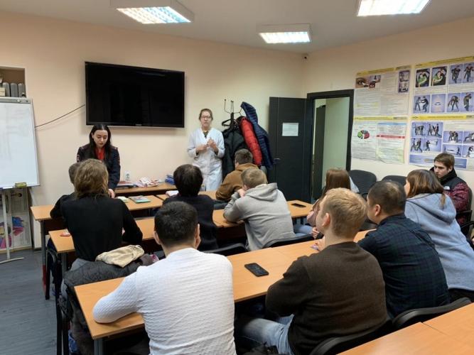 В Мурманске сотрудники ГИБДД и специалисты медицинского центра обучили кандидатов в водители оказанию первой помощи пострадавшим в ДТП