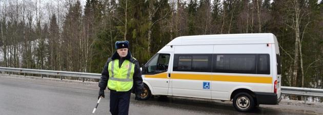 В Карелии на туристическом маршруте автоинспекторы провели сплошные проверки пассажирских автобусов