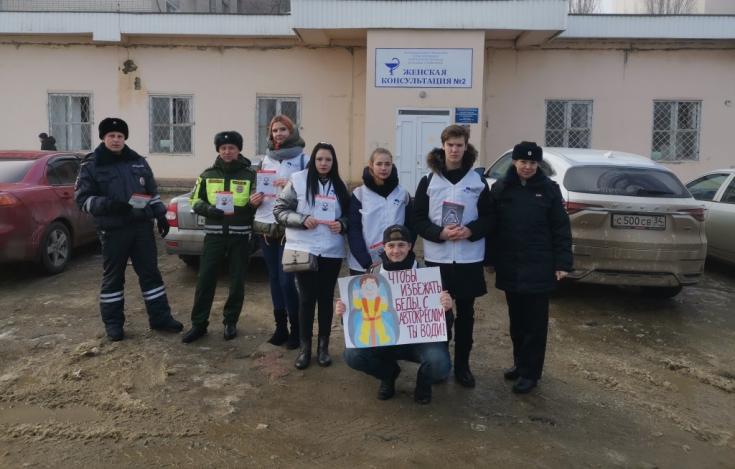 Автоинспекторы и волонтеры Волгоградской области рассказали будущим родителям о правилах безопасной перевозки детей-пассажиров